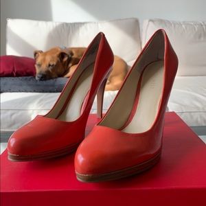 Red pumps